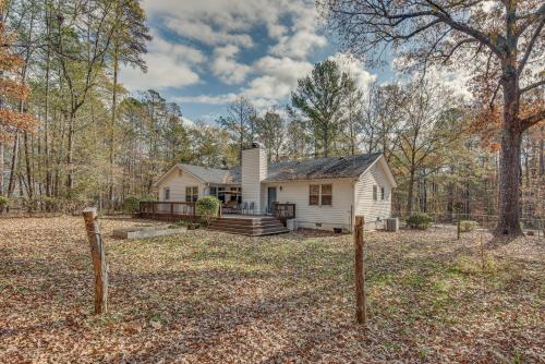 Historic Covington Getaway with Fireplace and Yard! in Covington, USA