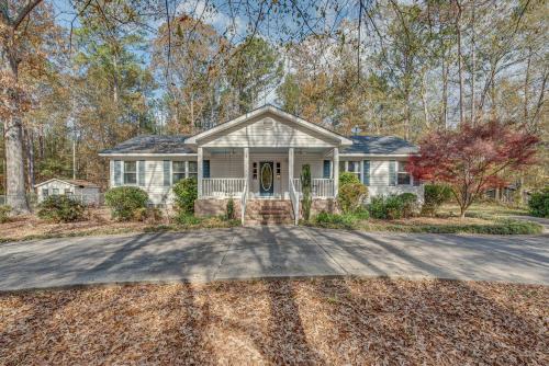 Historic Covington Getaway with Fireplace and Yard! in Covington, USA