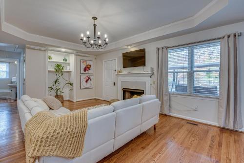 Historic Covington Getaway with Fireplace and Yard! in Covington, USA