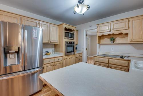 Historic Covington Getaway with Fireplace and Yard! in Covington, USA
