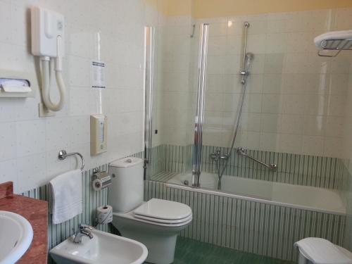 4 twin beds