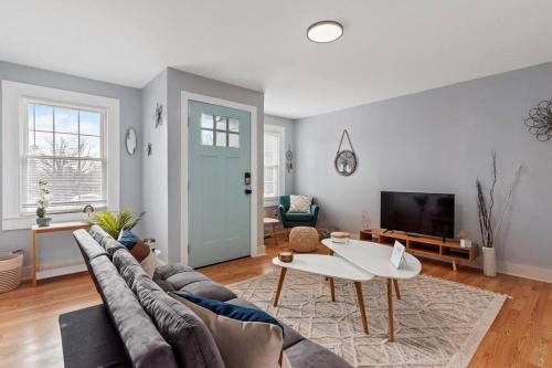 BOHO BUNGALOW - STEPS FROM HISTORIC DOWNTOWN APEX in Apex, USA