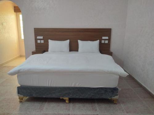 1 queen bed, 1 sofa bed