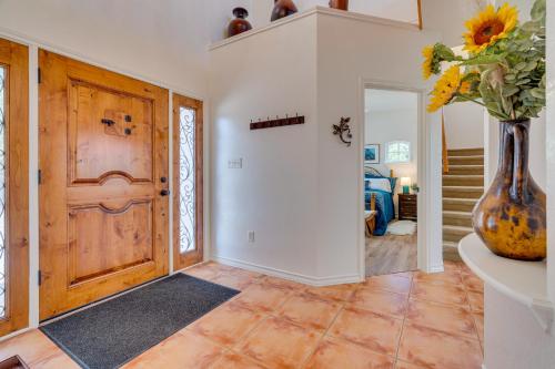 Jonestown Retreat w/ Deck: 6 Mi to Lake Travis! in Jonestown (TX)