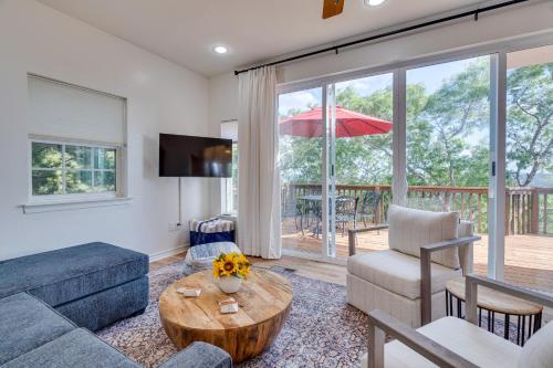 Jonestown Retreat w/ Deck: 6 Mi to Lake Travis! in Jonestown (TX)