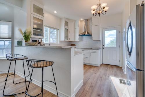 Jonestown Retreat w/ Deck: 6 Mi to Lake Travis! in Jonestown (TX)