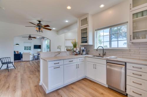 Jonestown Retreat w/ Deck: 6 Mi to Lake Travis! in Jonestown (TX)