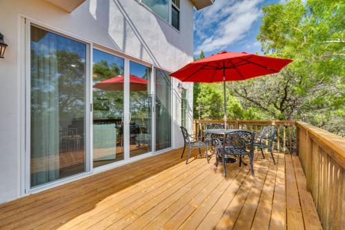 Jonestown Retreat w/ Deck: 6 Mi to Lake Travis! in Jonestown (TX)