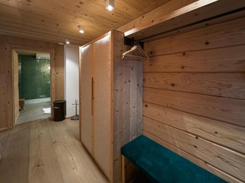 AlpenLuxus' MOUNTAIN SUITE in the SportLodge with natural pool, whirlpool & sauna