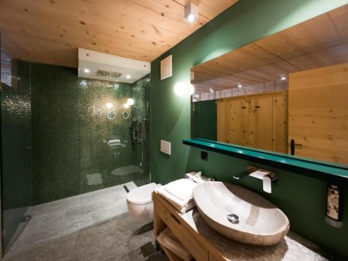 AlpenLuxus' MOUNTAIN SUITE in the SportLodge with natural pool, whirlpool & sauna