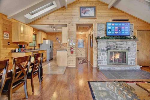 *Bear Hugs Chalet* SKI*Games *NewHotTub*Fire Pit