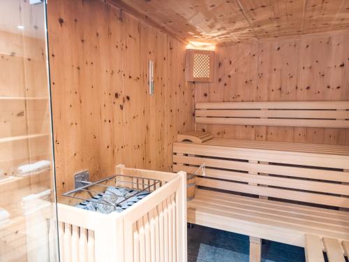 AlpenLuxus' GOLF SUITE in the SportLodge with natural pool, whirlpool & sauna