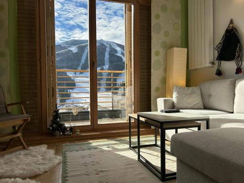 Apartment with Mountain View