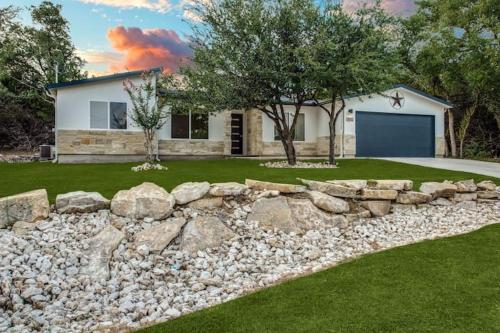 Spacious Lake Travis getaway with boat parking in Lago Vista, USA