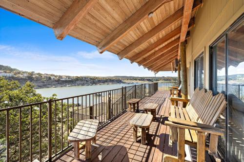 Iconic Waterfront Retreat Game Room Sleeps 18 in Lago Vista, USA