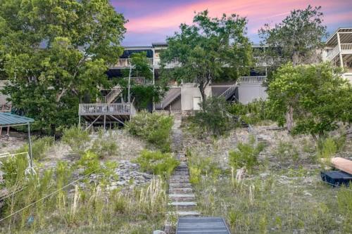 Lakefront Home w Dock + 2 Cozy Decks Views in Leander, USA