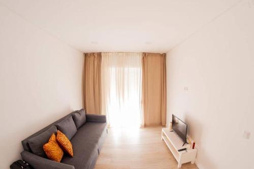 Bright and modern flat with air-con and free parking in โมยตา