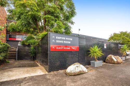 المرافق, Nightcap at Manhattan Hotel in Mitcham