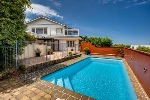 Relax At Poolside - Napier Holiday Home - Napier