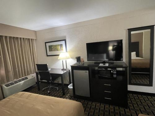 Quality Inn & Suites Cincinnati Downtown - image 7
