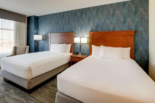 2 queen beds