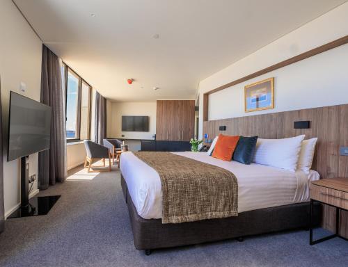 Deluxe Accessible King Room