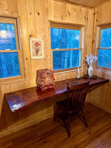 Beautiful & peaceful cabin w/ deck garden & fire-pit in Murphy, USA