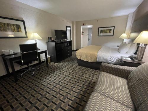 Quality Inn & Suites Cincinnati Downtown - image 14