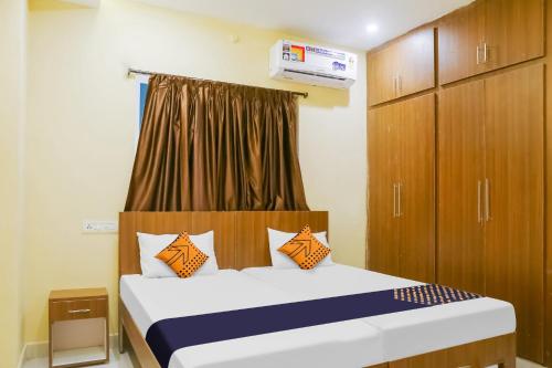 Guestroom, SPOT ON Grand Mantralayam in Dwaraka Nagar