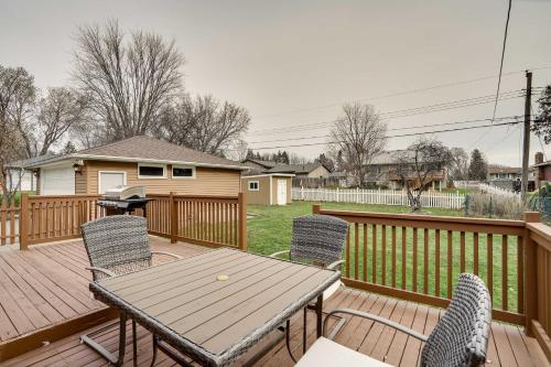 Oakdale Home with Deck - 7 Mi to Downtown St Paul!