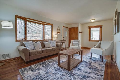 Oakdale Home with Deck - 7 Mi to Downtown St Paul!