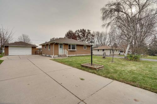 Oakdale Home with Deck - 7 Mi to Downtown St Paul!