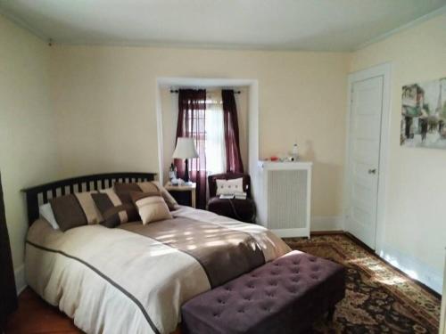 Cheerful Bedroom + TV Room 50 min to Times Square in แฟร์ฟิลด์ (NJ)