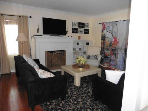 Cheerful Bedroom + TV Room 50 min to Times Square in แฟร์ฟิลด์ (NJ)