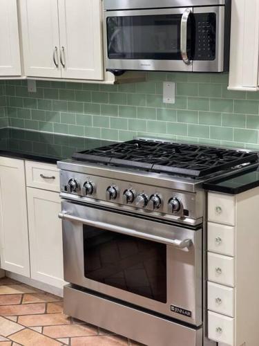 Cheerful Bedroom + TV Room 50 min to Times Square in แฟร์ฟิลด์ (NJ)