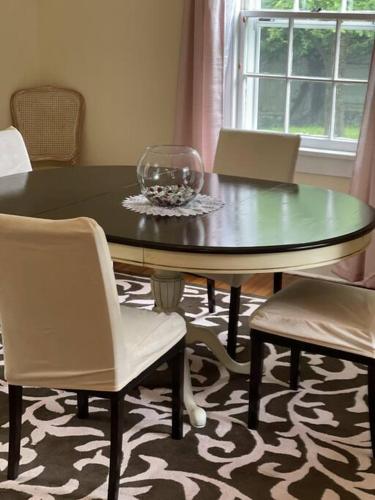 Cheerful Bedroom + TV Room 50 min to Times Square in แฟร์ฟิลด์ (NJ)