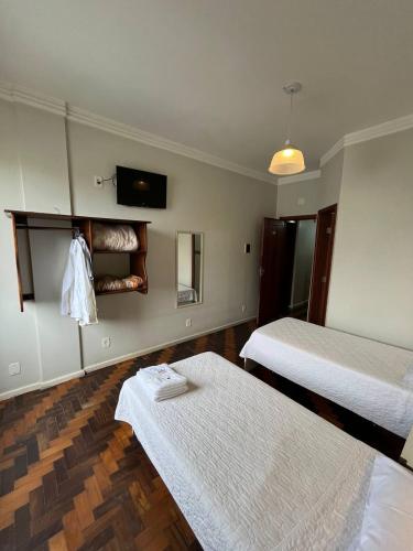 2 twin beds