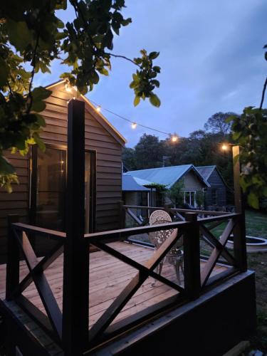 Daylesford - Frog Hollow Estate -THE COTTAGE - enjoy a relaxing and romantic night away in our gorgeous little one Bedroom ROMANTIC COTTAGE under the apple tree with water views