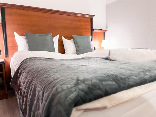 City Hotel West - image 2