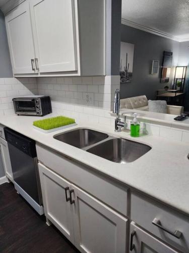 Blue Shark *B495* @ Medical Center Large 1BR King with Private Patio in Houston, USA