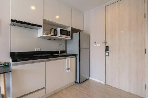 Modern Condo in Nimman (F709) by Pimolplace 1