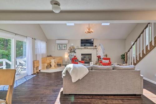 Dog-Friendly -Firepit Deck Grill in Tobyhanna, USA