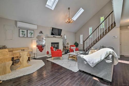 Dog-Friendly -Firepit Deck Grill in Tobyhanna, USA
