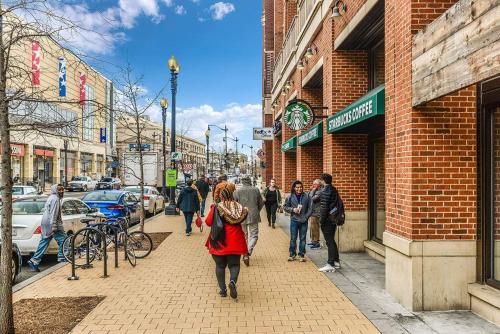 Charming 2BD in Hip Neighborhood - 3 Blks to Metro - image 19