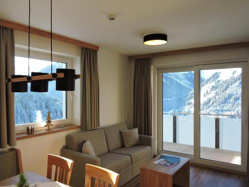 Apartment with Mountain View