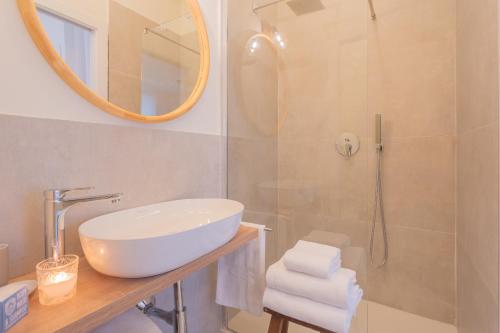 One-Bedroom Apartment image 2