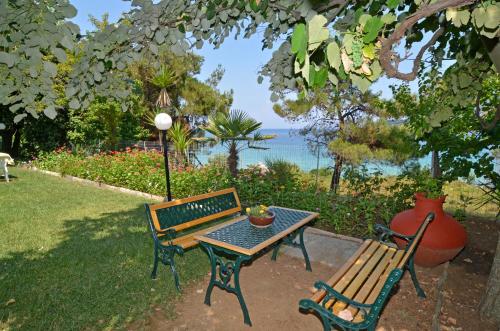 Pension Giannis Αdults only in Kinira