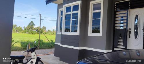 Maison avec 3&nbsp;chambre(s) de 3000&nbsp;m² et 3&nbsp;salle(s) de bains privée(s) à Wakaf Bharu (Haura Bella Homestay) in Wakaf Bharu