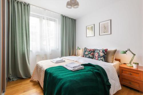 Elektoralna 12A - Colorful Apartment with Balcony by Noclegi Renters, Varšava