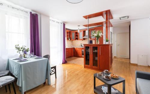 Elektoralna 12A - Colorful Apartment with Balcony by Noclegi Renters, Varšava (fotografie 10)